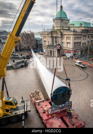 Kunstwerk Klinge, eine 250ft-lange (75m) Windturbine, von Multimediakünstler Nayan Kulkarni in Auftrag gegeben und von Arbeitern im Siemens-Werk in Hull, erstellt am Queen Victoria Square im Rumpf installiert ist. Stockfoto