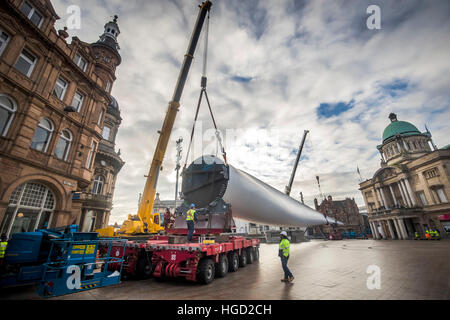 Kunstwerk Klinge, eine 250ft-lange (75m) Windturbine, von Multimediakünstler Nayan Kulkarni in Auftrag gegeben und von Arbeitern im Siemens-Werk in Hull, erstellt am Queen Victoria Square im Rumpf installiert ist. Stockfoto