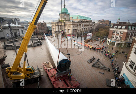 Kunstwerk Klinge, eine 250ft-lange (75m) Windturbine, von Multimediakünstler Nayan Kulkarni in Auftrag gegeben und von Arbeitern im Siemens-Werk in Hull, erstellt am Queen Victoria Square im Rumpf installiert ist. Stockfoto