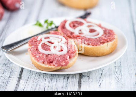 Deutsche Küche (Brötchen mit Mett, selektiven Fokus) auf hölzernen Hintergrund (detaillierte Nahaufnahme erschossen) Stockfoto