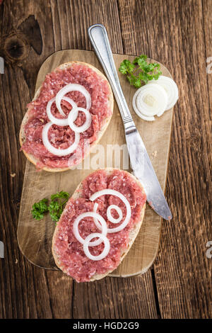 Brötchen mit Mett (deutsche Küche, selektiven Fokus) auf hölzernen Hintergrund Stockfoto