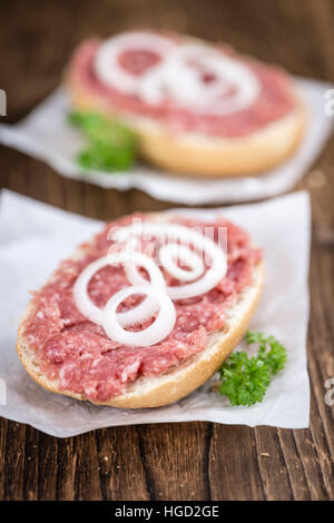 Deutsche Küche (Brötchen mit Mett, selektiven Fokus) auf hölzernen Hintergrund (detaillierte Nahaufnahme erschossen) Stockfoto