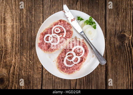 Deutsche Küche (Brötchen mit Mett, selektiven Fokus) auf hölzernen Hintergrund (detaillierte Nahaufnahme erschossen) Stockfoto