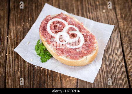 Deutsche Küche (Brötchen mit Mett, selektiven Fokus) auf hölzernen Hintergrund (detaillierte Nahaufnahme erschossen) Stockfoto