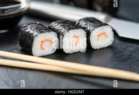 Schiefer Tafel mit einigen Sushi (Tiefenschärfe, Nahaufnahme) Stockfoto