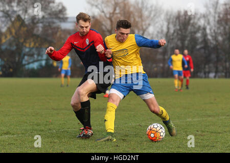 FC Niva (gelb) Vs Shakespeare, Hackney & Leyton Sunday League Football in Hackney Sümpfe am 8. Januar 2017 Stockfoto