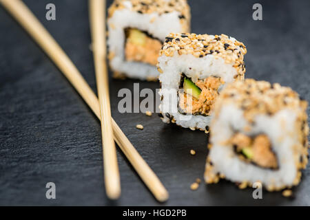 Schiefer Tafel mit einigen Sushi (Tiefenschärfe, Nahaufnahme) Stockfoto