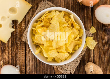 Käse und Zwiebel-Kartoffel-Chips auf rustikalen hölzernen Hintergrund (close-up erschossen) Stockfoto