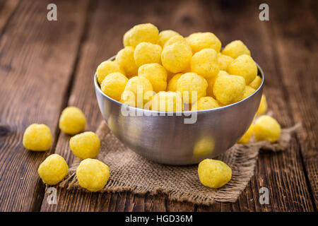 Käsekugeln auf einem alten Holztisch als detaillierte Nahaufnahme (Tiefenschärfe) Stockfoto