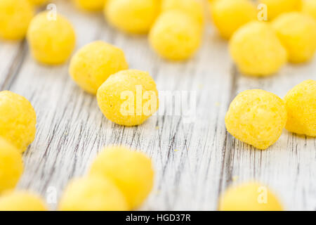 Käsekugeln auf einem alten Holztisch als detaillierte Nahaufnahme (Tiefenschärfe) Stockfoto