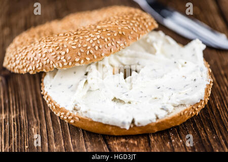 Frühstück Sesam Bagel mit Frischkäse (Tiefenschärfe, Nahaufnahme) Stockfoto