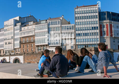 Gruppe von Jugendlichen neben dem Hafen, La Coruña, Region Galicien, Spanien, Europa Stockfoto