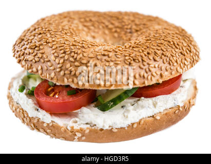 Aus Frischkäse Bagel (Tiefenschärfe, Nahaufnahme) isoliert auf weißem Hintergrund Stockfoto