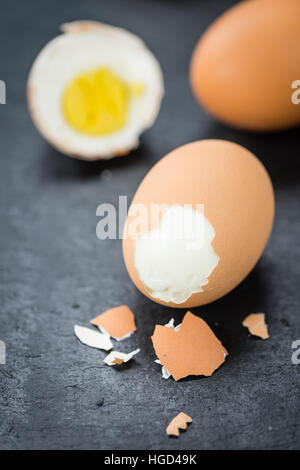 Schiefer Platte mit gekochten Eiern (Tiefenschärfe, Nahaufnahme) Stockfoto