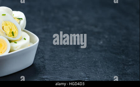 Schiefer Tafel mit halbierten Eiern als detaillierte Nahaufnahme (Tiefenschärfe) Stockfoto