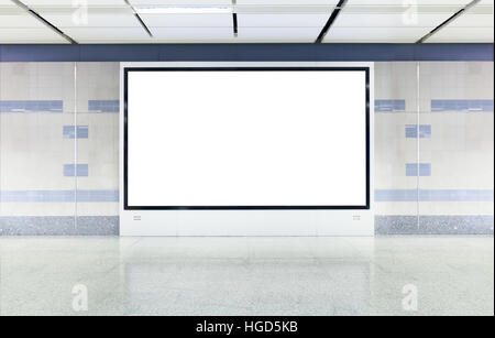 Leere digitale Werbung Board mit weißen Bildschirm in modernen u-Bahn Stockfoto