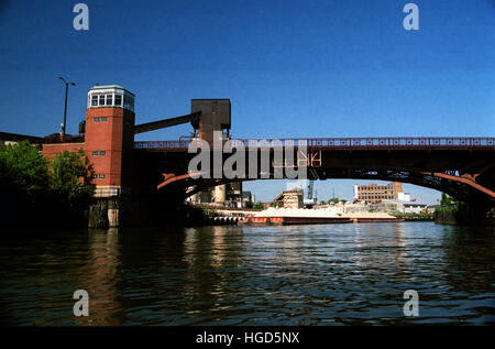 Kähne mit Kies warten geladen, entladen werden an einem konkreten Anlage in der Nähe des North Halsted Street Bridge auf der nördlichen Zweig der Chicago River. Stockfoto