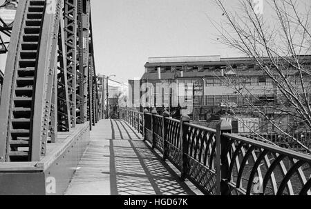 Im Jahre 1902 eröffnet, ist die Cortland St. Brücke in Chicago den Originalstil fixiert Schwenkzapfen Klappbrücke Chicago. Stockfoto