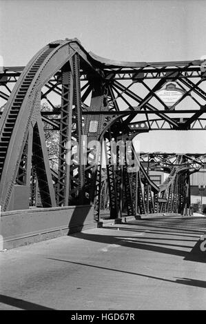 Im Jahre 1902 eröffnet, ist die Cortland St. Brücke in Chicago den Originalstil fixiert Schwenkzapfen Klappbrücke Chicago. Stockfoto