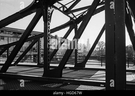 Im Jahre 1902 eröffnet, ist die Cortland St. Brücke in Chicago den Originalstil fixiert Schwenkzapfen Klappbrücke Chicago. Stockfoto