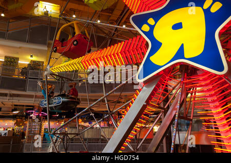 Riesenrad im Inneren der Flaggschiff-Toys "R" speichern uns am Times Square, New York City, USA. Stockfoto