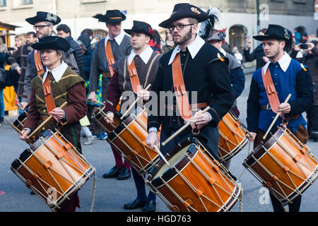 Drum Corps marschieren durch die Straßen der alten Stadt Genf während Escalade Stockfoto