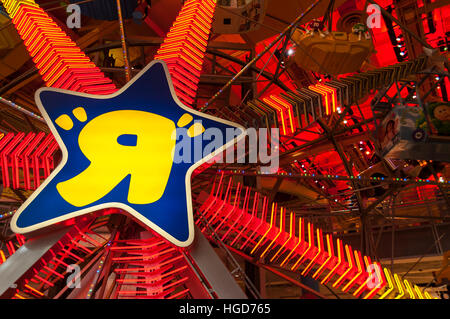 Riesenrad im Inneren der Flaggschiff-Toys "R" speichern uns am Times Square, New York City, USA. Stockfoto