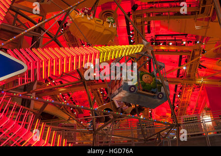 Riesenrad im Inneren der Flaggschiff-Toys "R" speichern uns am Times Square, New York City, USA. Stockfoto