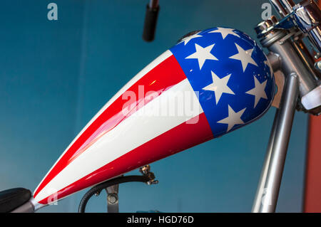 Angepasste Easy Rider Motorrad Harley-Davidson Motorrad Kraftstofftank mit den Farben der amerikanischen Flagge bemalt. Stockfoto