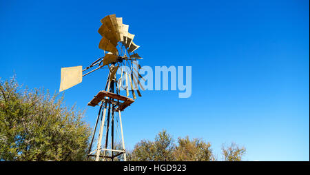 Unschärfe Südafrika Windmühle Turbinentechnologie im Nationalpark Stockfoto