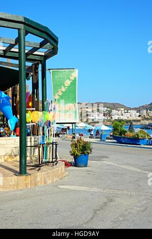 Tourist Shop auf der Promenade mit Blick in Richtung Livadi Beach, Bali, Kreta, Griechenland, Europa. Stockfoto