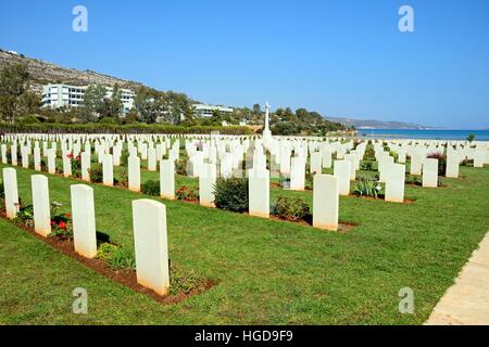 Blick auf die Souda Bay Alliierten Soldatenfriedhof mit dem Ägäischen Meer nach hinten, Souda Bay, Kreta, Griechenland, Europa. Stockfoto