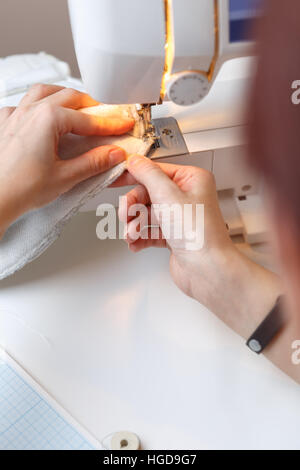 Frau macht auf Nähmaschine nähen Stockfoto