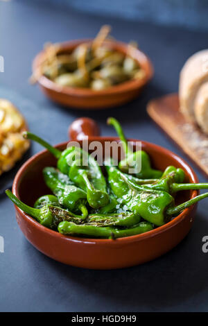 Authentische spanische Tapas mit Padron Paprika Stockfoto