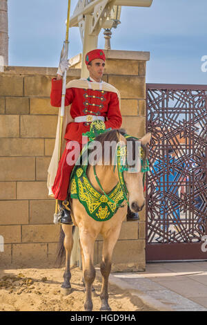 Wache auf dem Mausoleum des Mohammed V Rabat Marokko Nordafrika Stockfoto