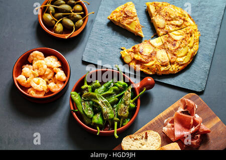 Authentische spanische Tapas mit Padron Paprika, Knoblauch Garnelen und traditionelle tortilla Stockfoto