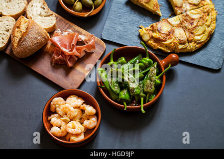 Authentische spanische Tapas mit Padron Paprika, Knoblauch Garnelen und traditionelle tortilla Stockfoto