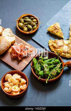 Authentische spanische Tapas mit Padron Paprika, Knoblauch Garnelen und traditionelle tortilla Stockfoto