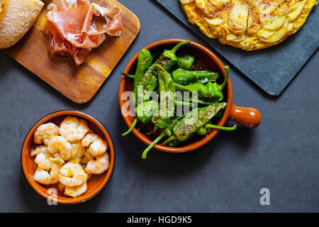 Authentische spanische Tapas mit Padron Paprika, Knoblauch Garnelen und traditionelle tortilla Stockfoto