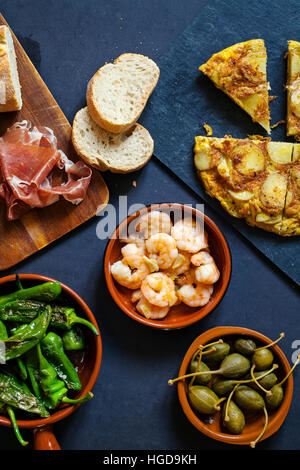 Authentische spanische Tapas mit Padron Paprika, Knoblauch Garnelen und traditionelle tortilla Stockfoto