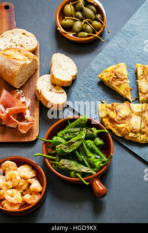 Authentische spanische Tapas mit Padron Paprika, Knoblauch Garnelen und traditionelle tortilla Stockfoto