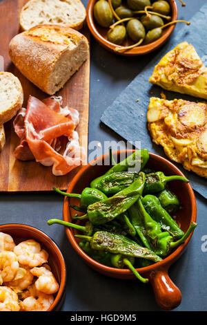 Authentische spanische Tapas mit Padron Paprika, Knoblauch Garnelen und traditionelle tortilla Stockfoto