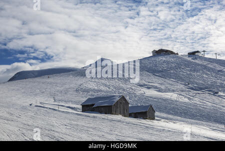 Leere Skigebiet befindet sich in großer Höhe in den Alpen im Beaufortain massiv in Haute-Savoie in der Nähe von Mont Blanc. In der Ferne kann gesehen Mont Joly-pe Stockfoto