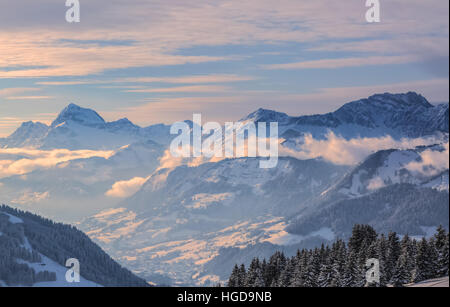Herrliche Winterlandschaft im Mont-Blanc-Massiv im Hinblick auf die Chaine des Aravis über den Wolken und Dörfer. Stockfoto