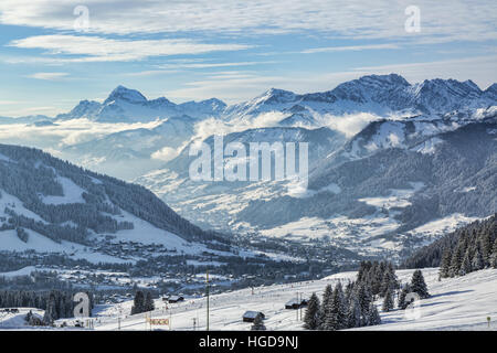 Leere Skigebiet befindet sich in großer Höhe in den Alpen im Beaufortain massiv in Haute-Savoie in der Nähe von Mont Blanc. In der Ferne kann gesehene Chaine des A Stockfoto