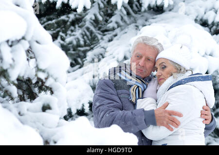 Reifen Sie paar posiert im Freien im winter Stockfoto