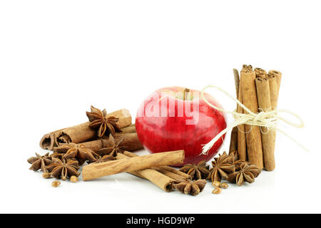 Ein glänzend frischer roter Elstar Apfel (Malus Domestica) mit Zimt und Sternanis, auf einem weißen Hintergrund. Stockfoto