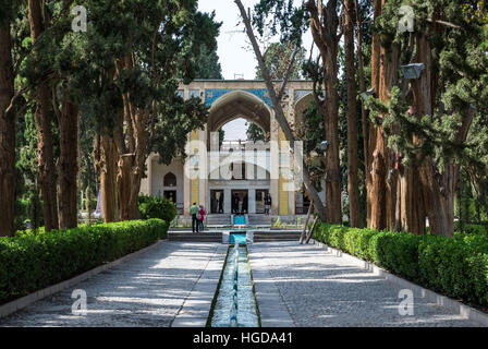 Wasserkanal und wichtigsten Pavillon im ältesten erhaltenen persischen Garten im Iran genannt Fin Garten (Bagh-e Fin), befindet sich in Kashan Stadt Stockfoto