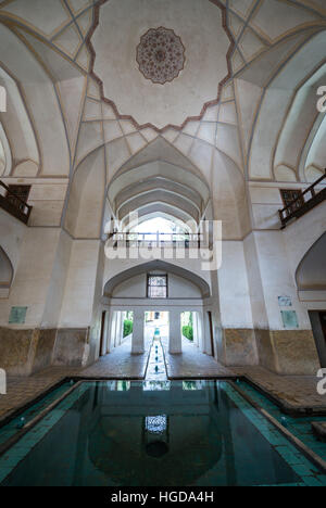 Pool der wichtigsten Pavillon im ältesten erhaltenen persischen Garten im Iran genannt Fin Garten (Bagh-e Fin), befindet sich in Kashan Stadt Stockfoto