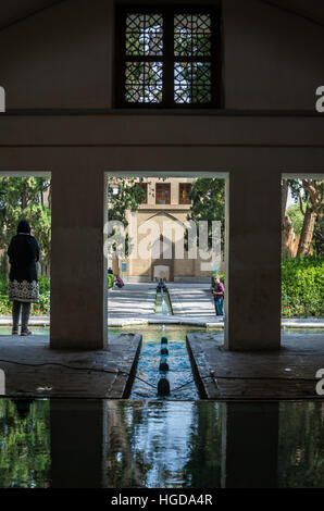 Pool der wichtigsten Pavillon im ältesten erhaltenen persischen Garten im Iran genannt Fin Garten (Bagh-e Fin), befindet sich in Kashan Stadt Stockfoto